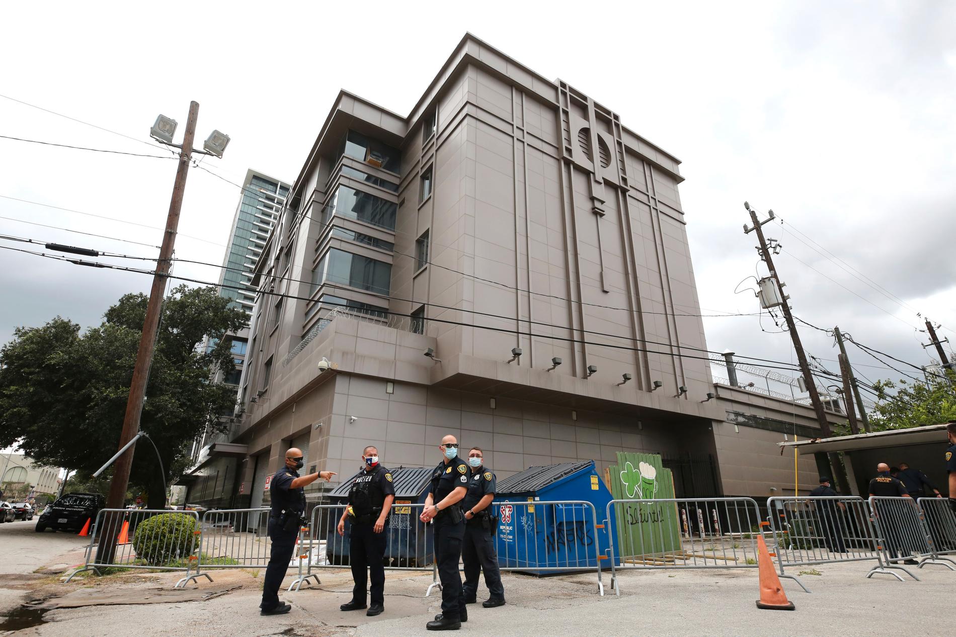 Amerikansk polis utanför Kinas konsulat i Houston under fredagen.