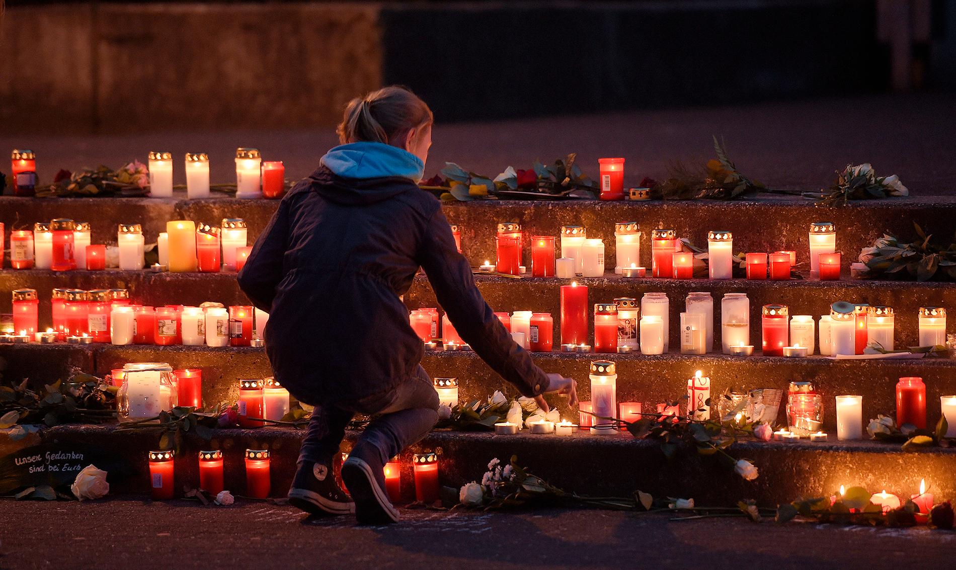 En skolflicka tänder ett lus utanför  Joseph-Koenig gymnasite i tyskland. 16 barn från skolan dog i flygkraschen.
