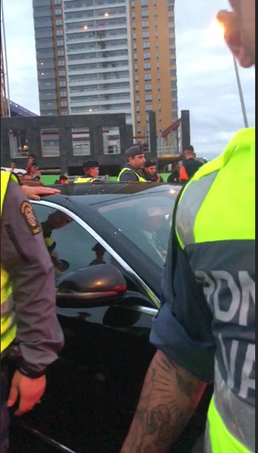 Vittnesbilder visar när bilen leds bort av polis och säkerhetspersonal