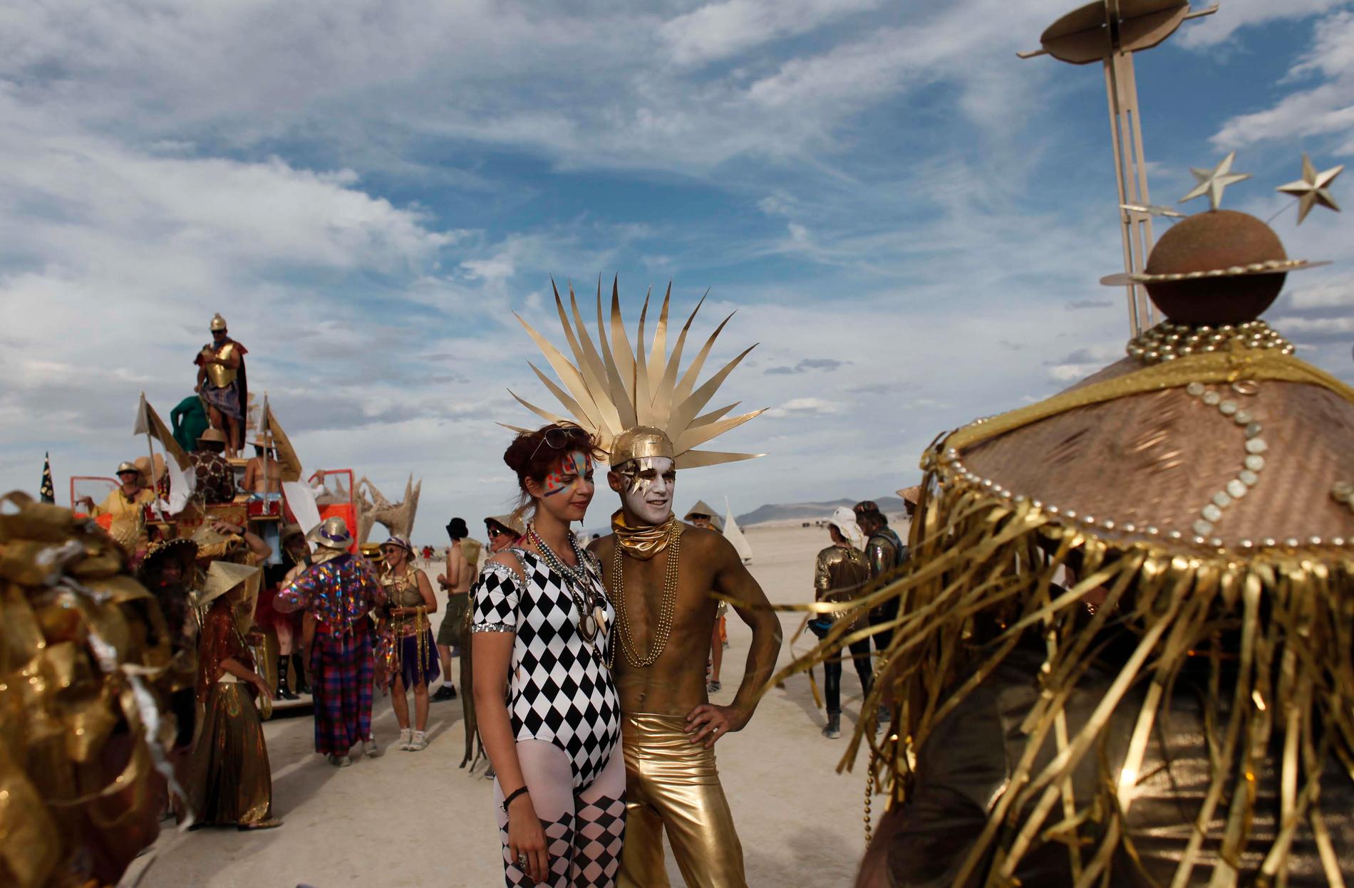 Burning Man-besökarna är kända för sina avancerade festivalkläder. Anpassade för ökenväder – inte regn. Bilden är från 2009.