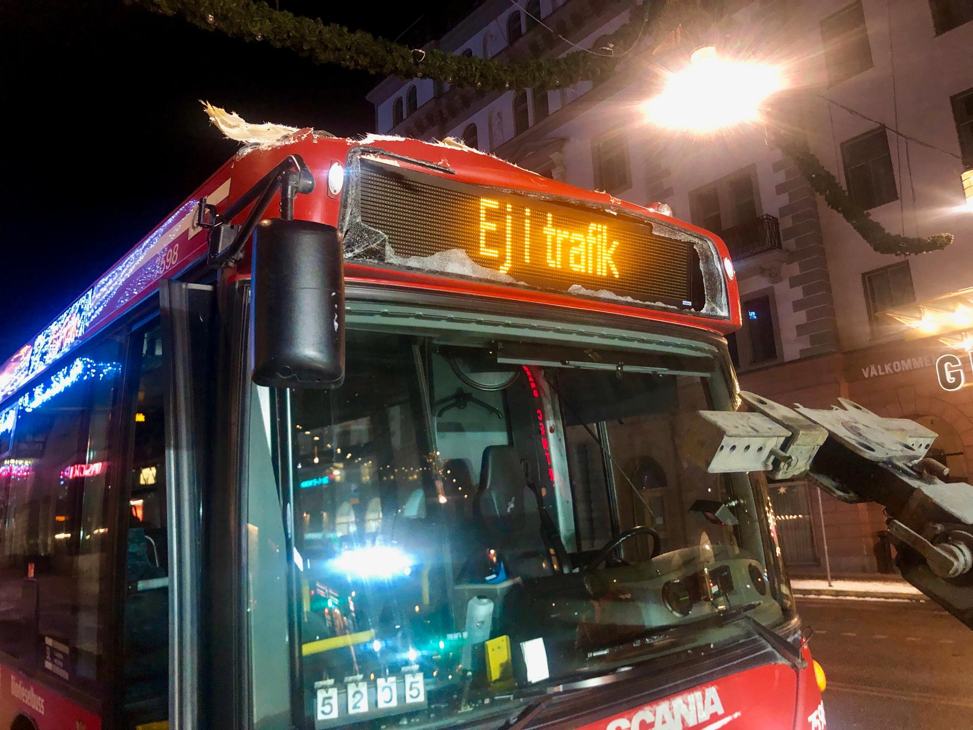 Den röda SL-bussen fick tas ur trafik efter olyckan.