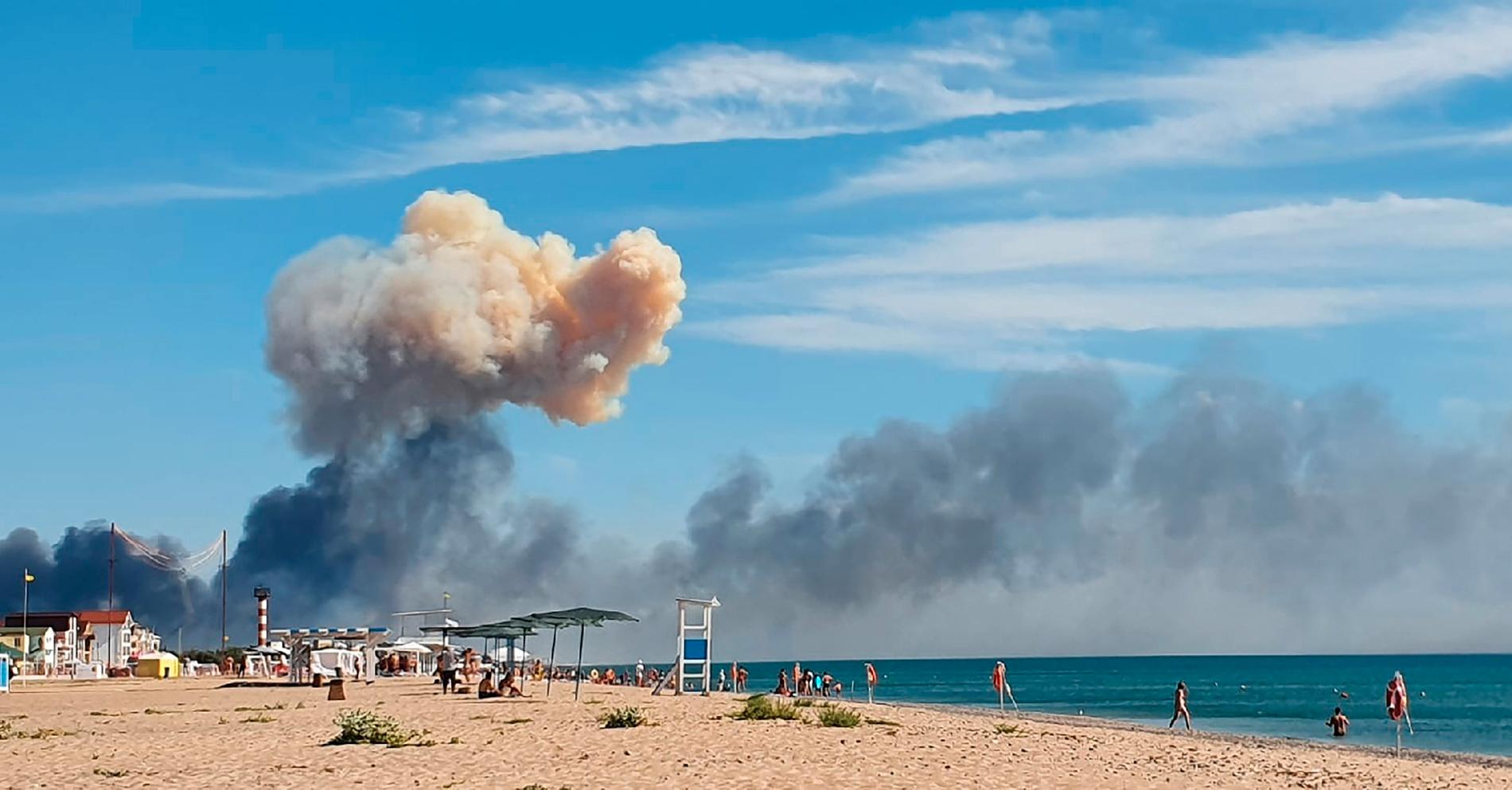 Stigande rök kan ses från en strand, efter att explosioner hörts i närheten av en rysk militärflygbas nära Novofedorivka på Krimhalvön. 