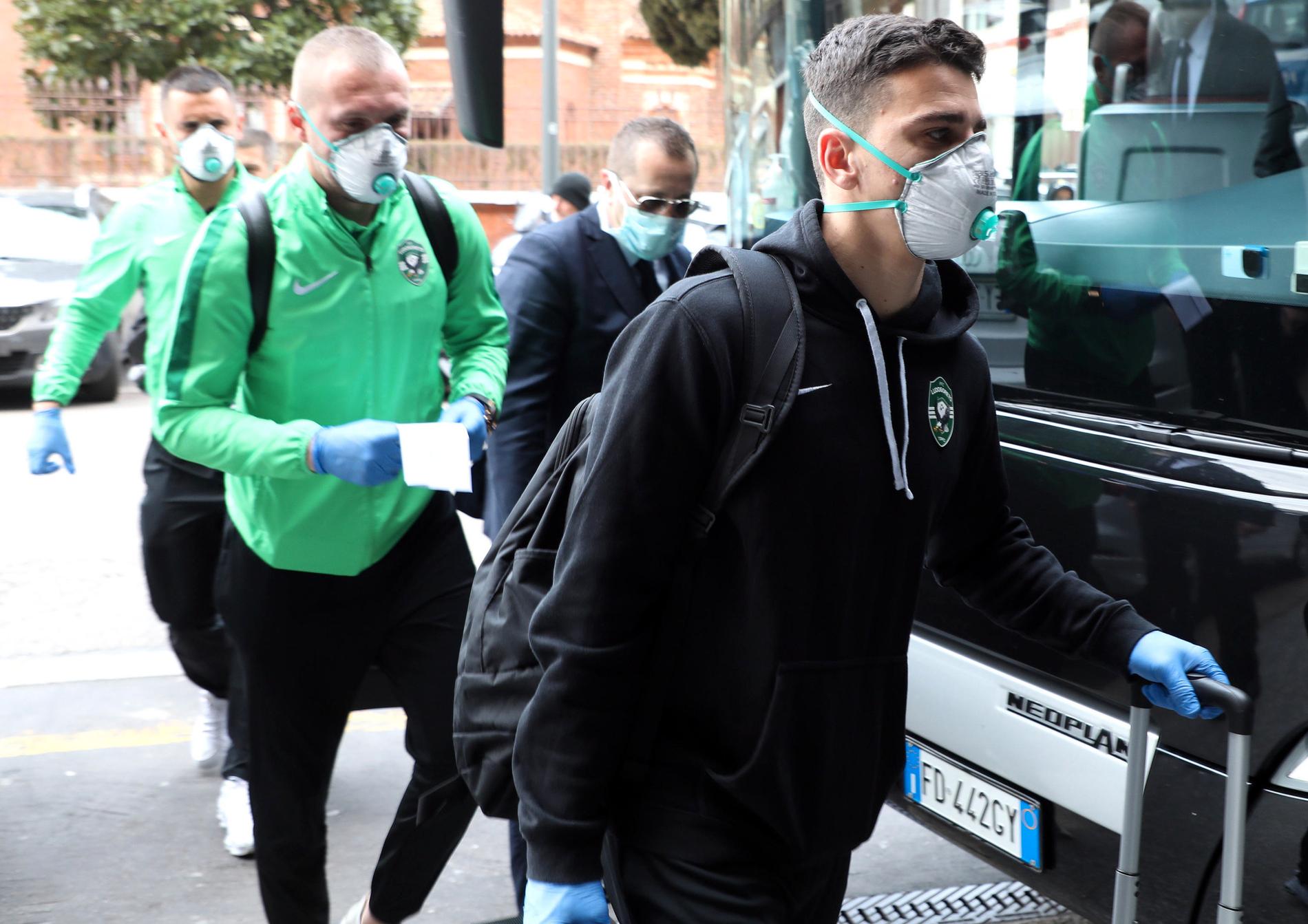 Ludogorets spelare och ledare bar munskydd och handskar när de anlände till hotellet i Milano inför torsdagens Europa League-match mot Inter.