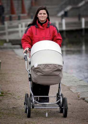Rask promenad Susanne Palmqvist går med barnvagn för att tappa kilon efter förlossningen.