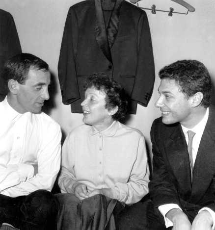 Charles Aznavour, Edith Piaf och Georges Moustaki 1958 – två världsstjärnor och en ung kabaréartist i början av sin karriär. Nu, nästan 50 år senare, har Moustaki sett filmen om Piaf.Foto: AB