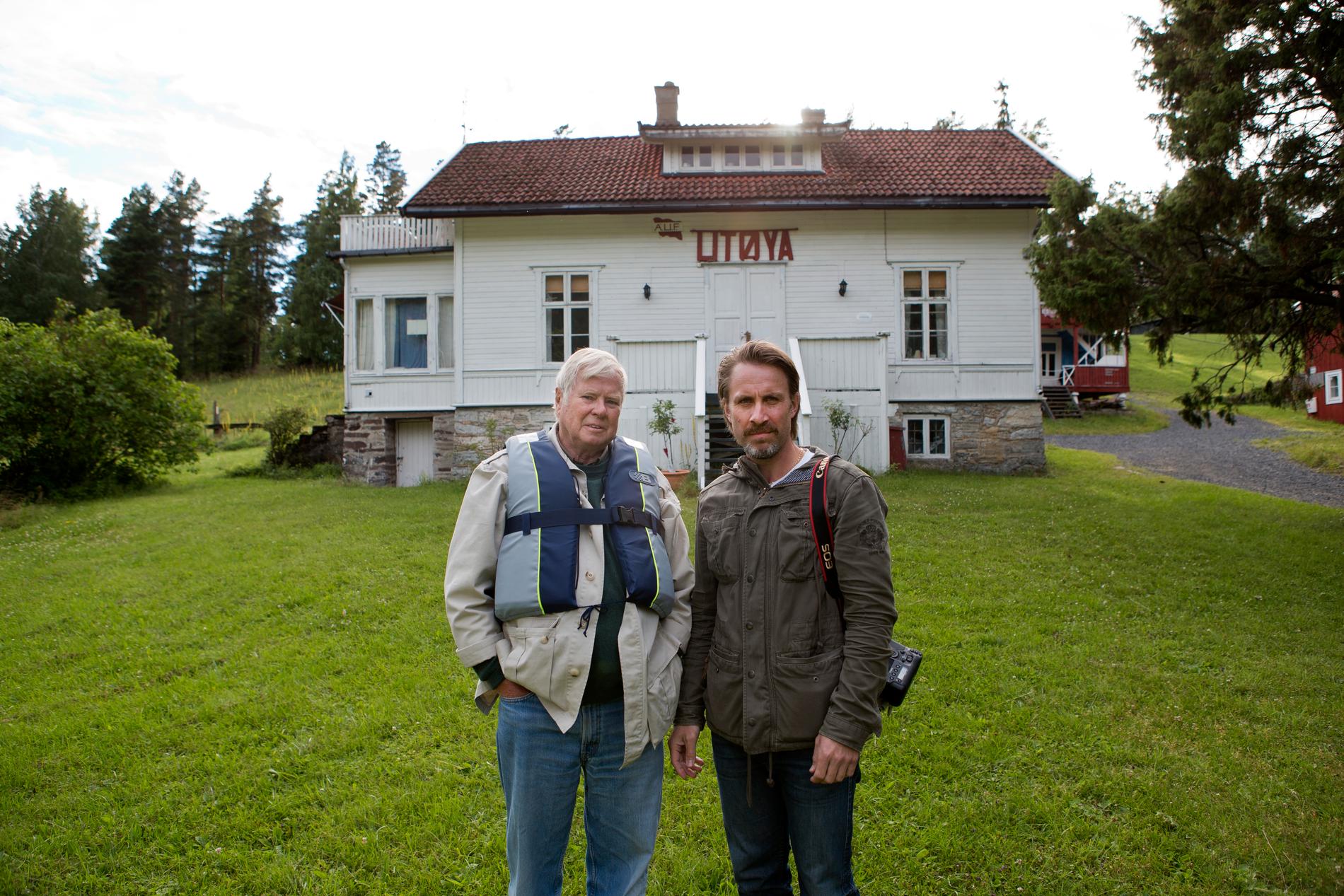Staffan Heimerson och fotograf Niclas Hammarström till baka på Utøya ett år efter massakern.
