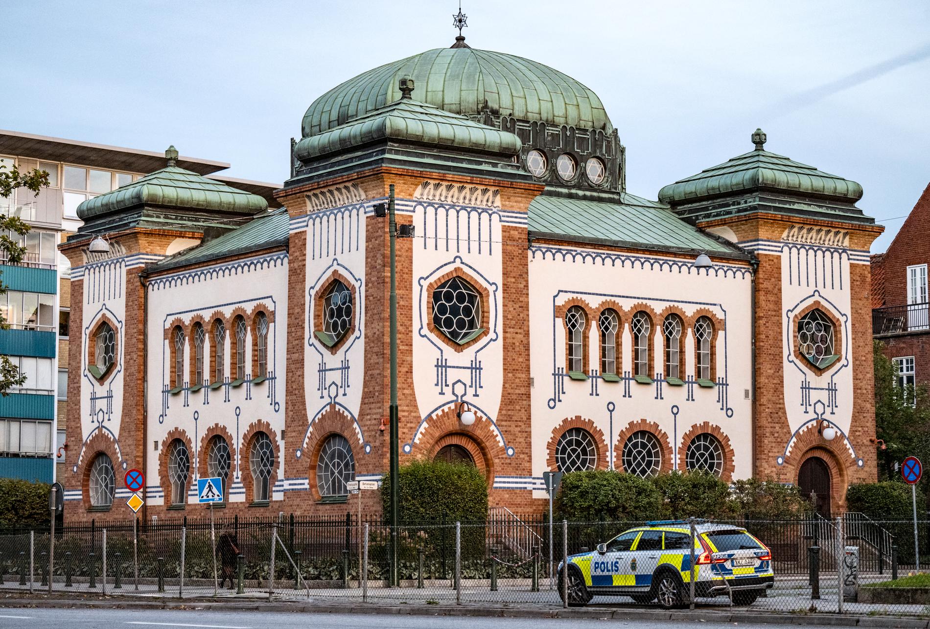 Polis utanför synagogan i Malmö 8 oktober.