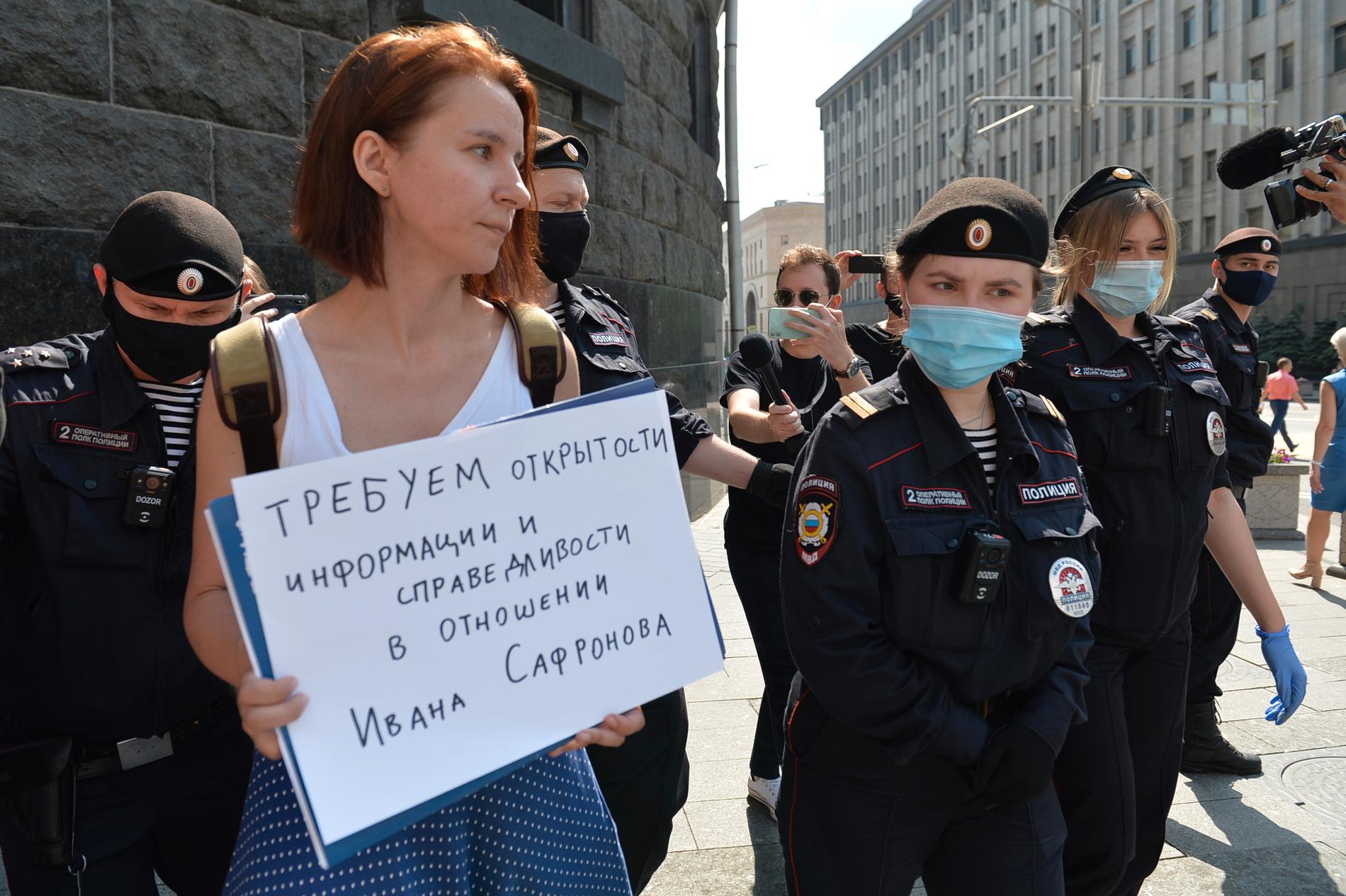 Poliser frihetsberövar Jelena Tjernenko, journalist vid tidningen Kommersant, på tisdagen under en protest utanför ryska säkerhetstjänsten FSB:s högkvarter i Moskva. Skylten hon bär kräver rättvisa och öppenhet i processen mot den gripne ex-journalisten Ivan Safronov.