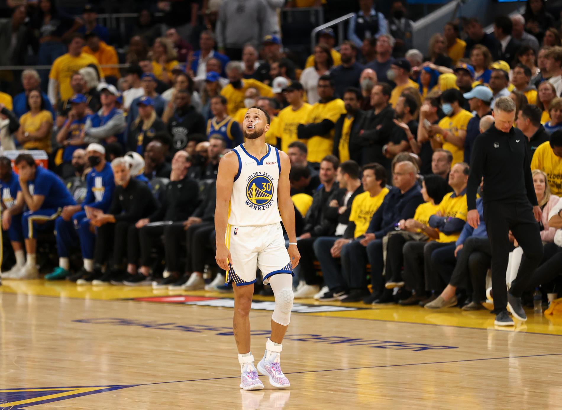 Stephen Currys 34 poäng hjälpte inte, hans Golden State Warriors föll i första NBA-finalen mot Boston Celtics.
