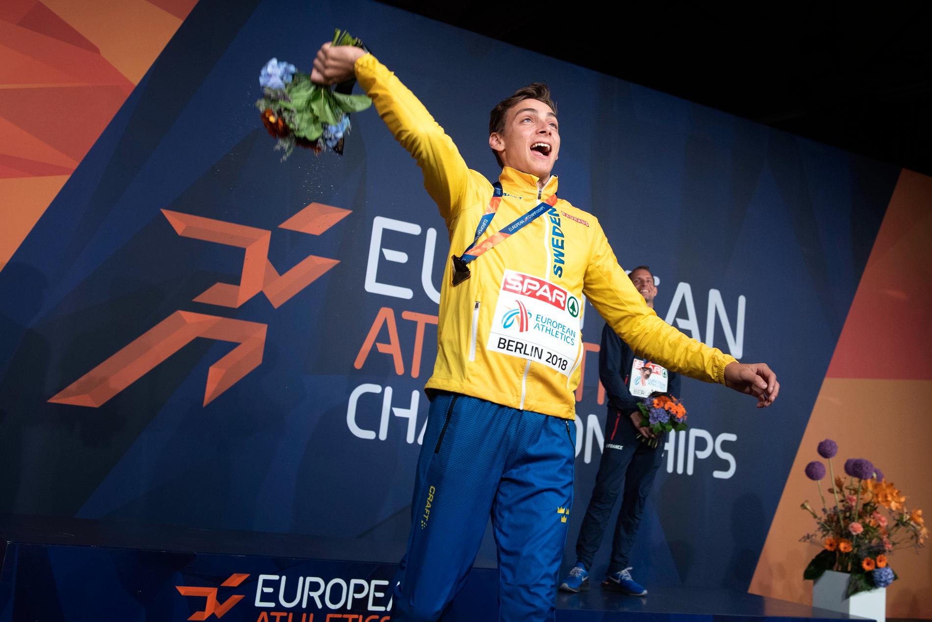 Armand Duplantis firar sin guldmedalj i EM i Berlin.