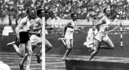 Svensken Lennart Strandberg vinner ett mellanheat på 100 meter vid OS i Berlin 1936.