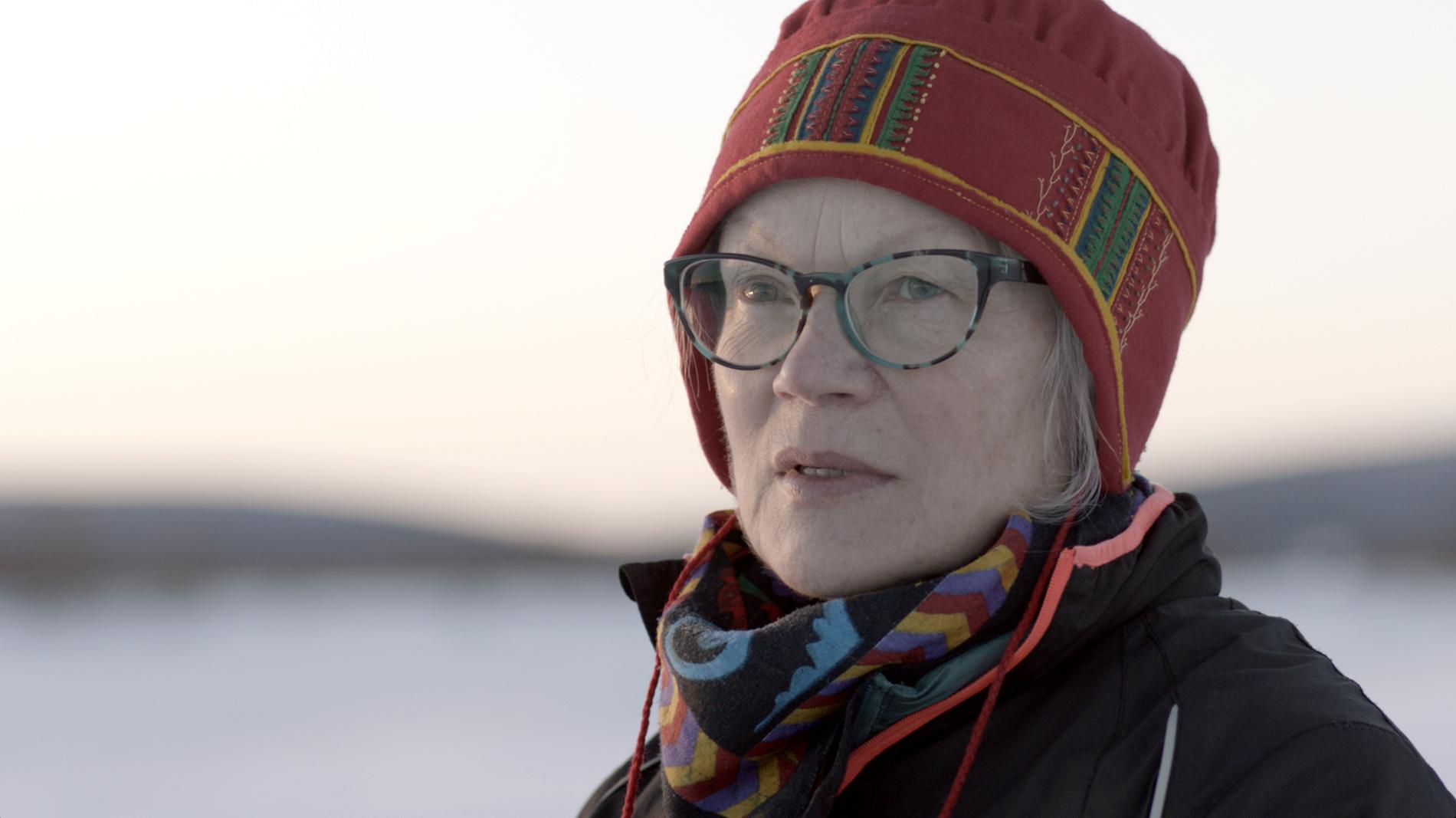 Konstnären Britta Marakatt-Labba i filmen ”Historjá – stygn för Sápmi”.
