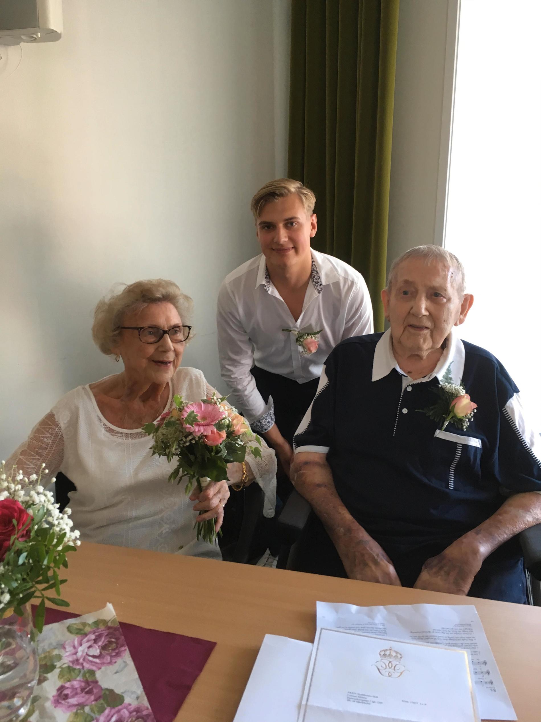 Britta Persson, 91, barnbarnsbarnet Felix, 19, och Lennarth Nilsson, 100.