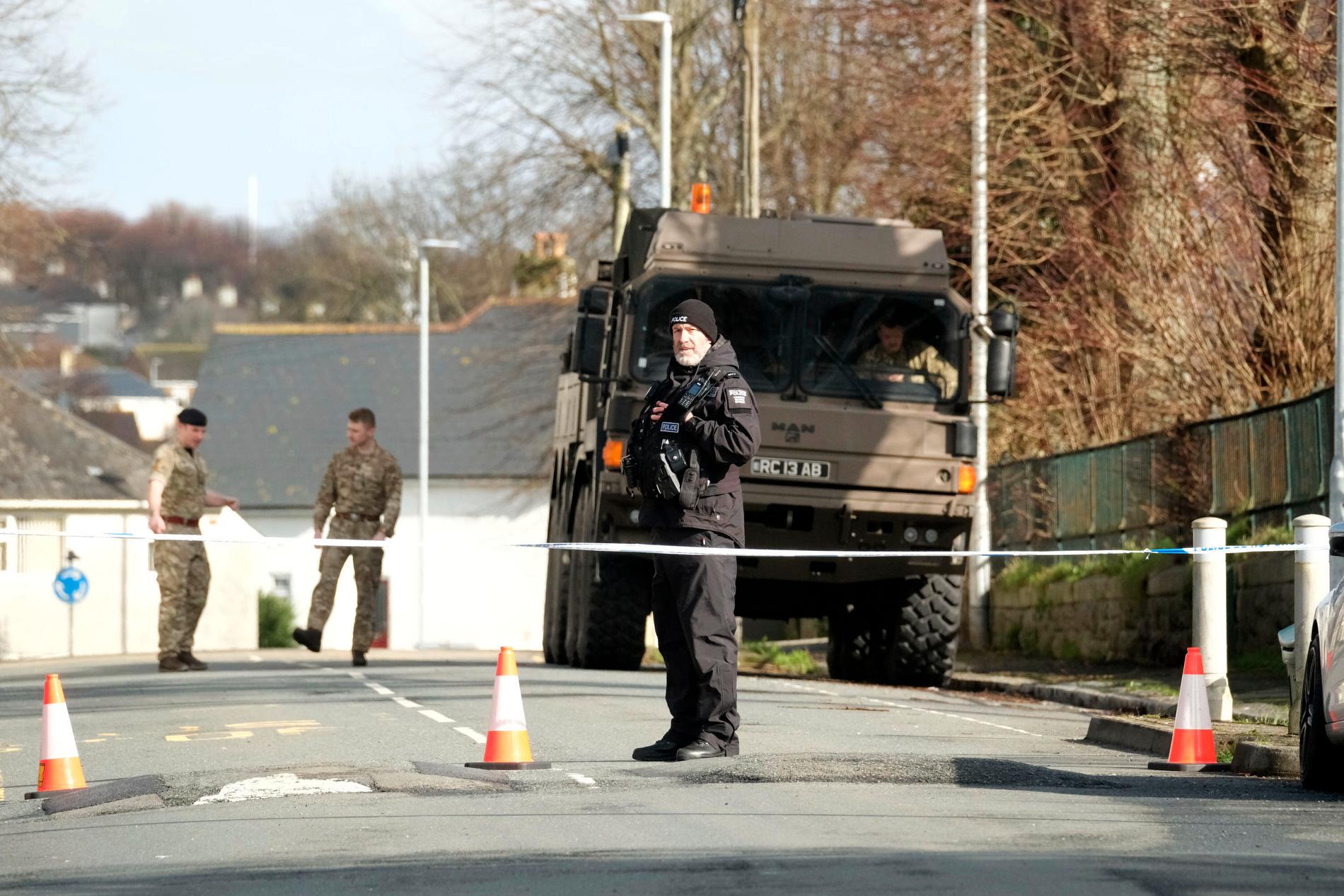 Polis och bombexperter följde färden med den bomb på 500 kilo som oskadliggjordes på lördagen i Plymouth, Storbritannien.