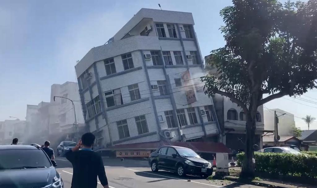 Ett femvåningshus förstörs i Hualien i östra Taiwan, norr om epicentrum.
