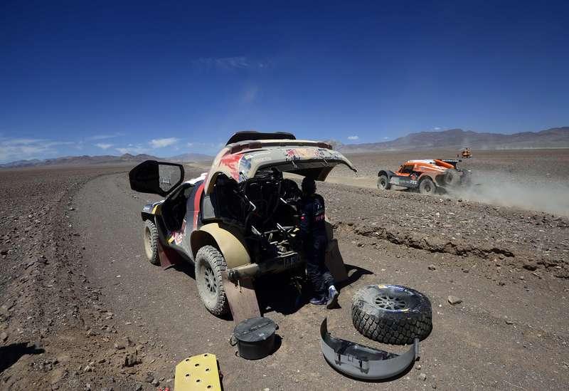 Carlos Sainz tvingades plocka isär halva sin bil efter tekniska bekymmer.