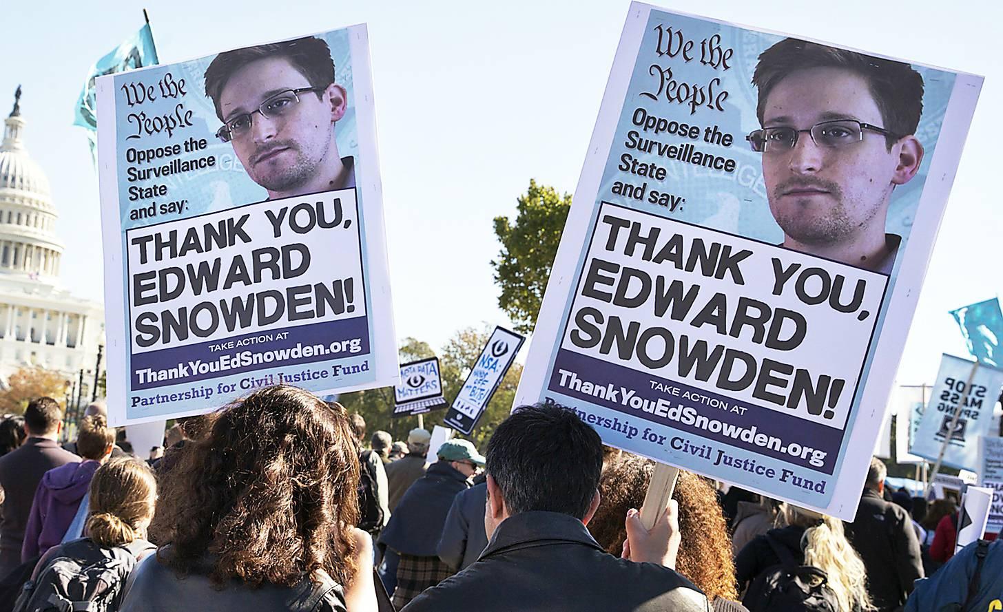 Demonstranter i Washington protesterar mot NSA i oktober förra året. I sommar tvingas Edward Snowden på flykt igen.