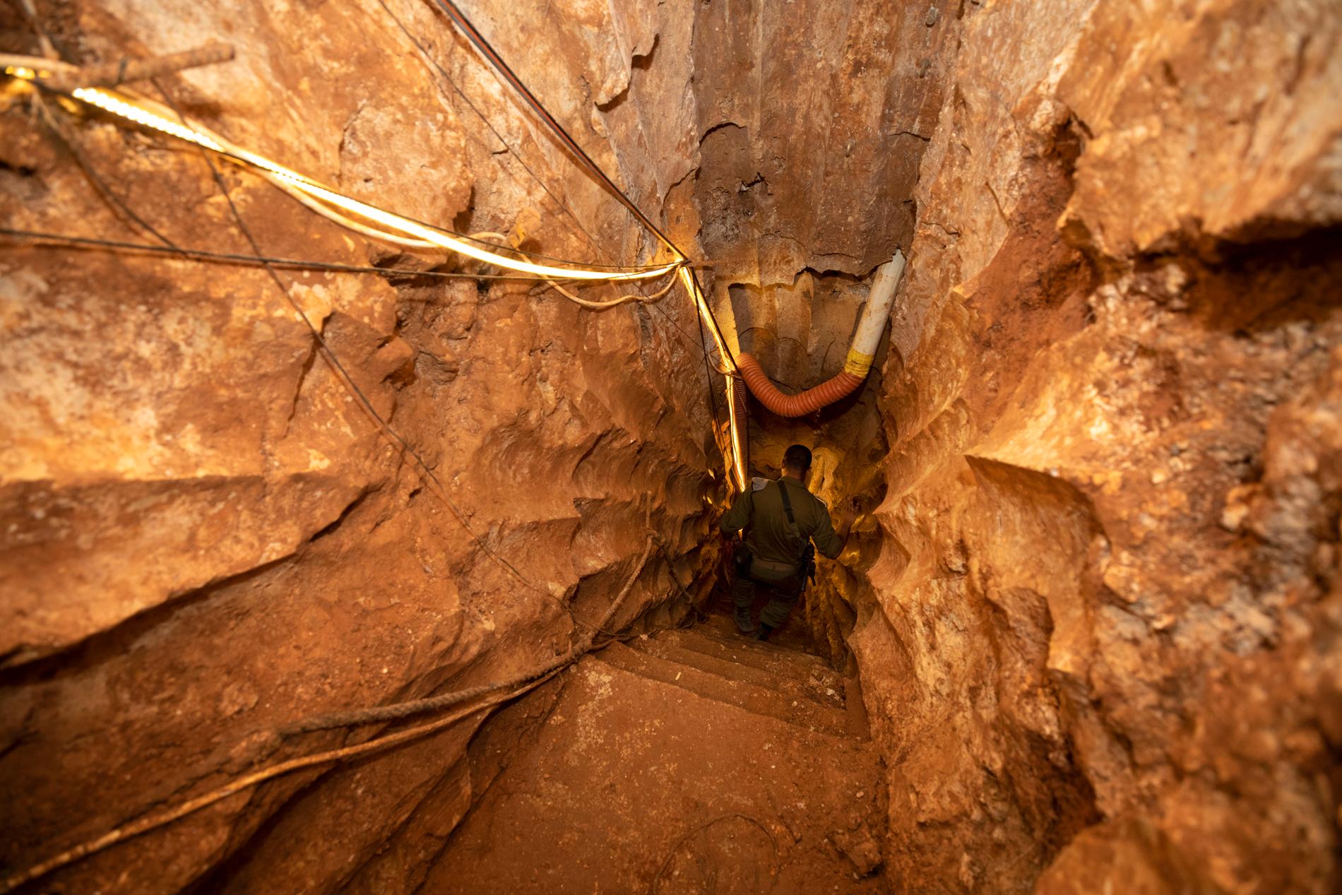 På bilden syns en israelisk soldat inuti tunneln som visades upp.