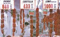 Här på Spaniens största täckta marknad hänger chorizon och dinglar i långa rader.