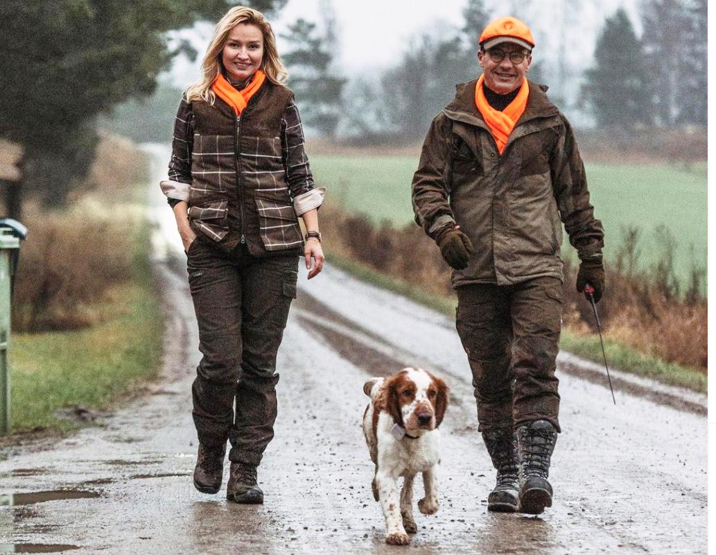 Ebba Busch och Ulf Kristersson vill bilda regering ihop och visar gärna upp sig i jaktkläder i skogen.
