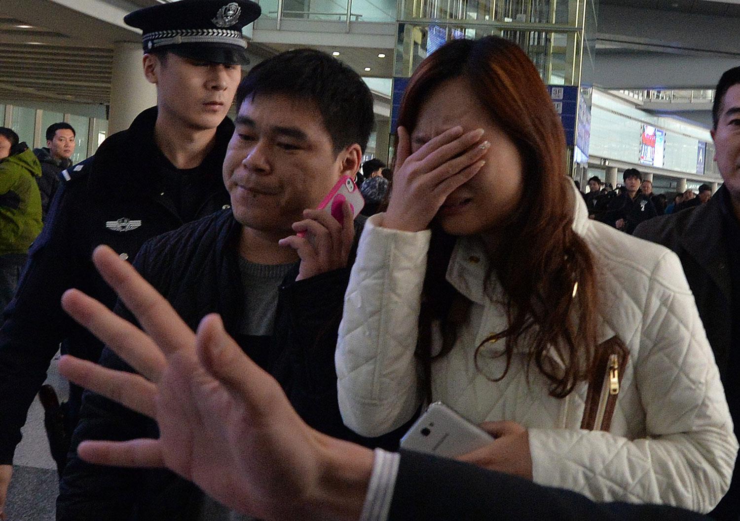 BRYTER IHOP Förtvivlade anhöriga bröt ihop på flygplatsen efter beskedet att Malaysian airlines Boeing 777-200 med flightnummer MH370 hade försvunnit över Sydkinesiska sjön. Planet var på väg från Kuala Lumpur till Beijing.