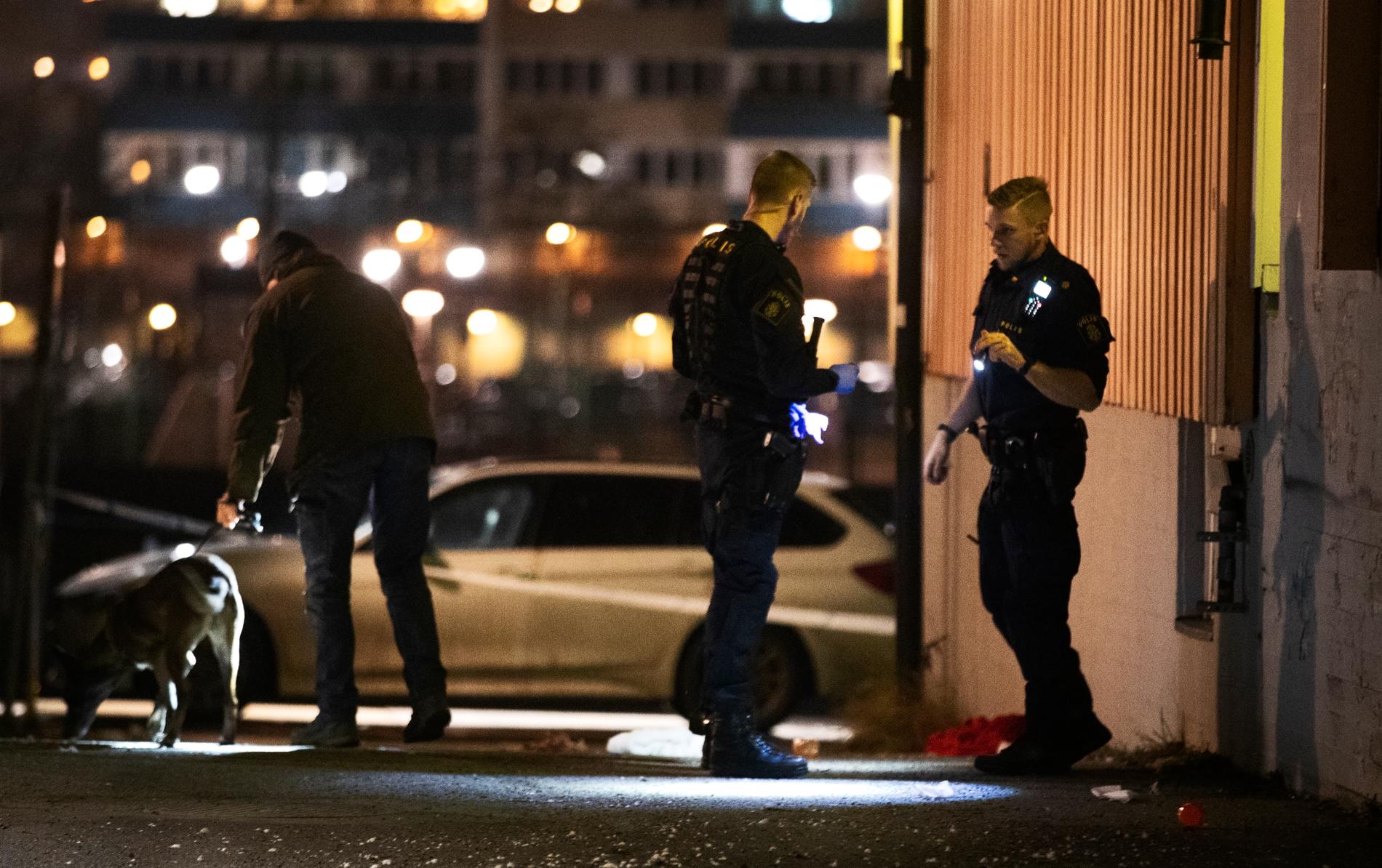 En man har skjutits i Jordbro söder om Stockholm, enligt uppgifter till Aftonbladet.