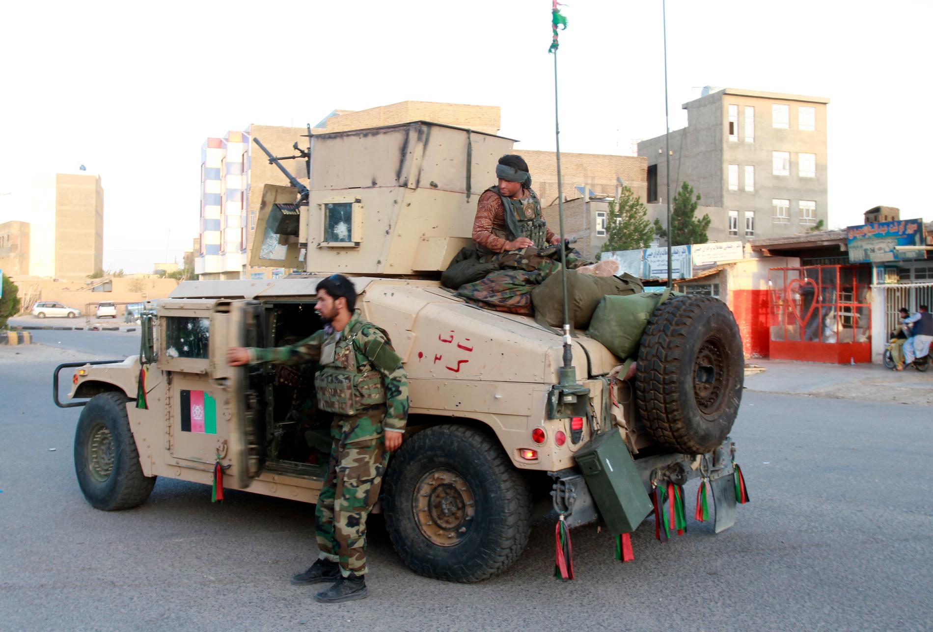 Afghanska soldater patrullerar efter strider med talibaner i staden Herat.