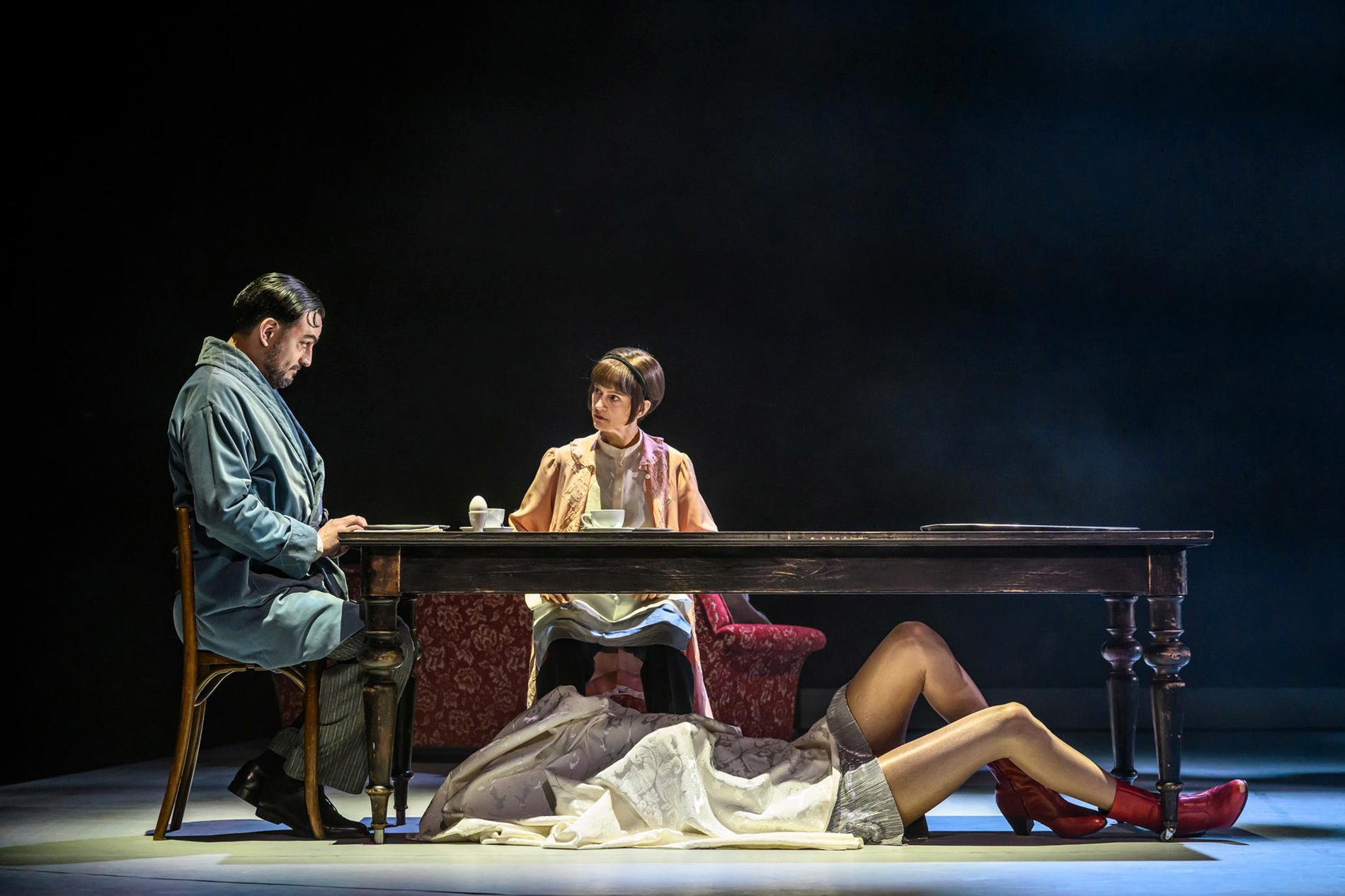 Danilo Bejarano, Melinda Kinnaman och Hamadi Khemiri (under bordet) i ”Mefisto” på Dramaten.