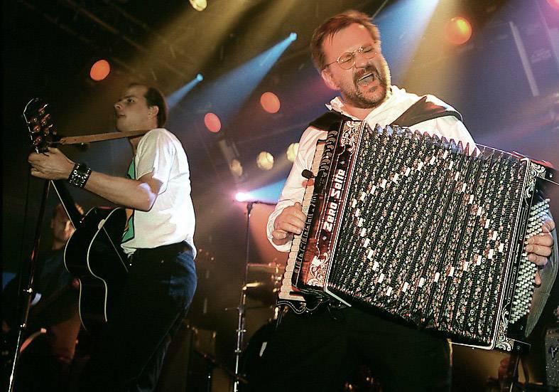 Perssons Packs egen Clarence Clemons, Magnus Lindh, med sitt dragspel under en konsert 1995.