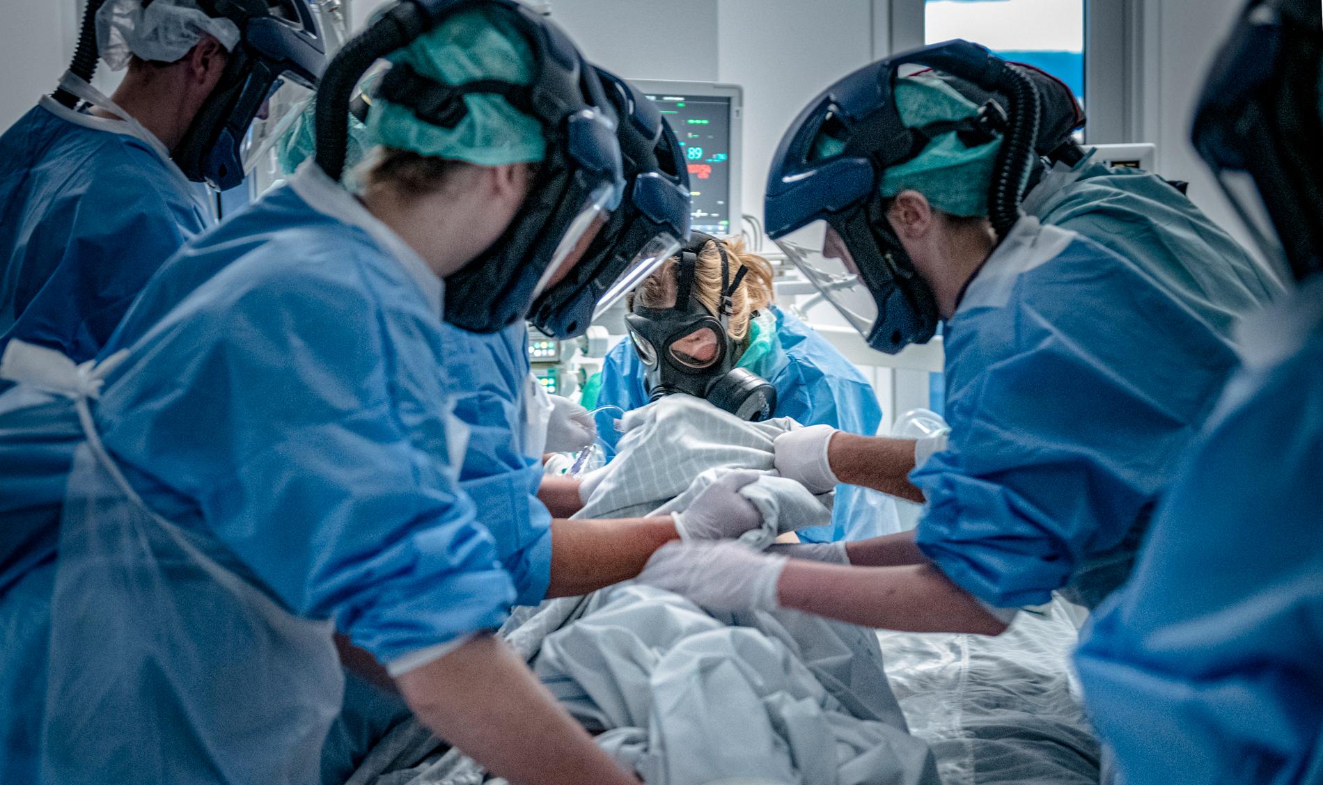 Sjukvårdspersonal tar hand om en patient på iva, Södertälje sjukhus, i Region Stockholm.