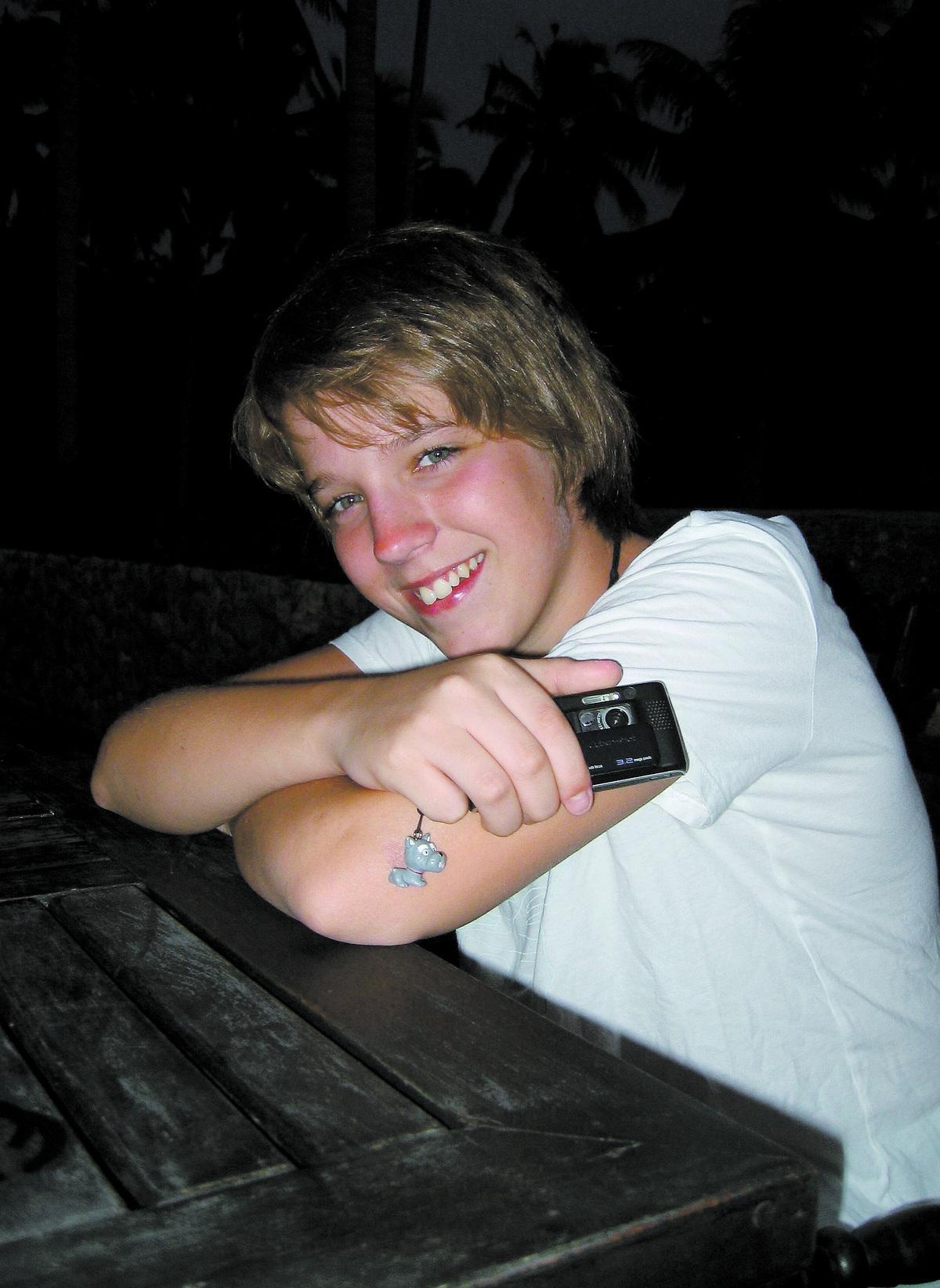 BLEV 14 år Mikael Gerhardsson, 14, dog när han klättrade upp på ett stillastående godståg. Familjen har själv valt bilden på Mikael. ”Jag tycker att det är en väldigt bra bild. Det är en karaktärsbild på honom”, säger Stefan Gerhardsson.