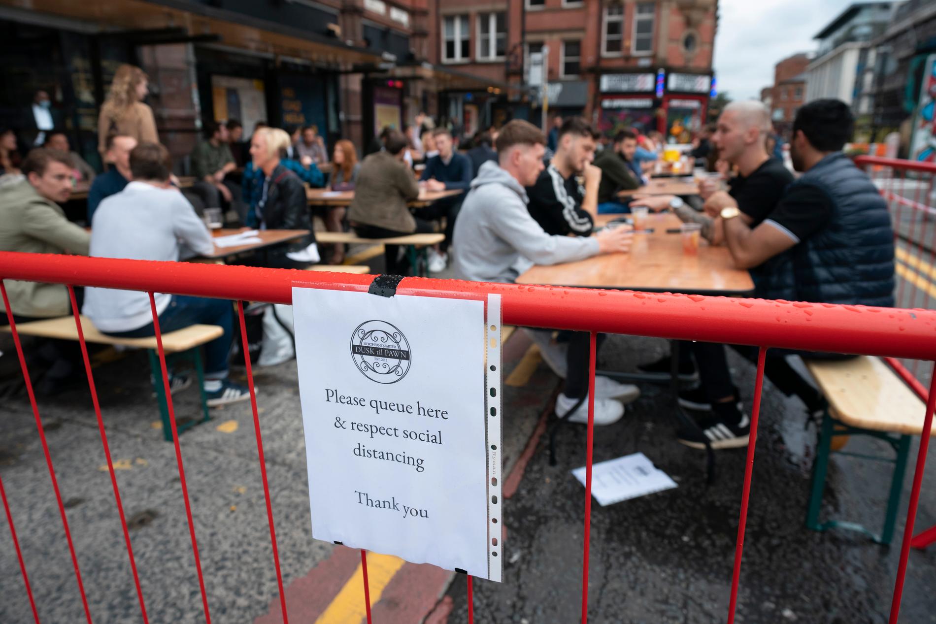 I Manchesters norra kvarter ställdes borden ut på gatan.