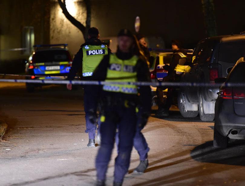 En stor polisinsats pågår i området i Frösunda. I nuläget finns ingen misstänkt för skotten ochingen person har ännu gripits.