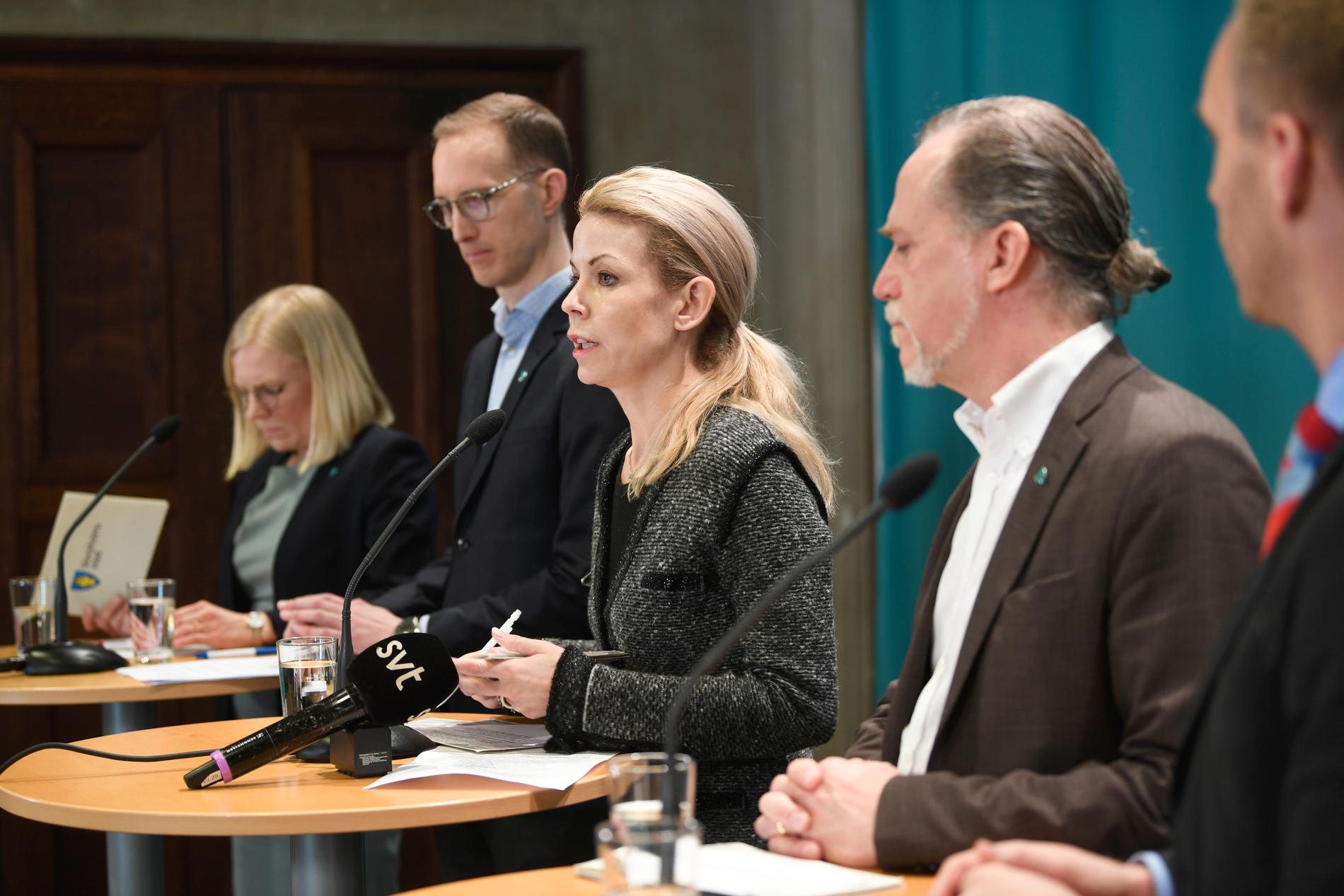Stockholms grönblå majoritet – Karin Ernlund (C), Jan Jönsson (L), Anna König Jerlmyr (M), Daniel Helldén (MP) och Erik Slottner (KD) – presenterar ett krispaket för stadens småföretag.