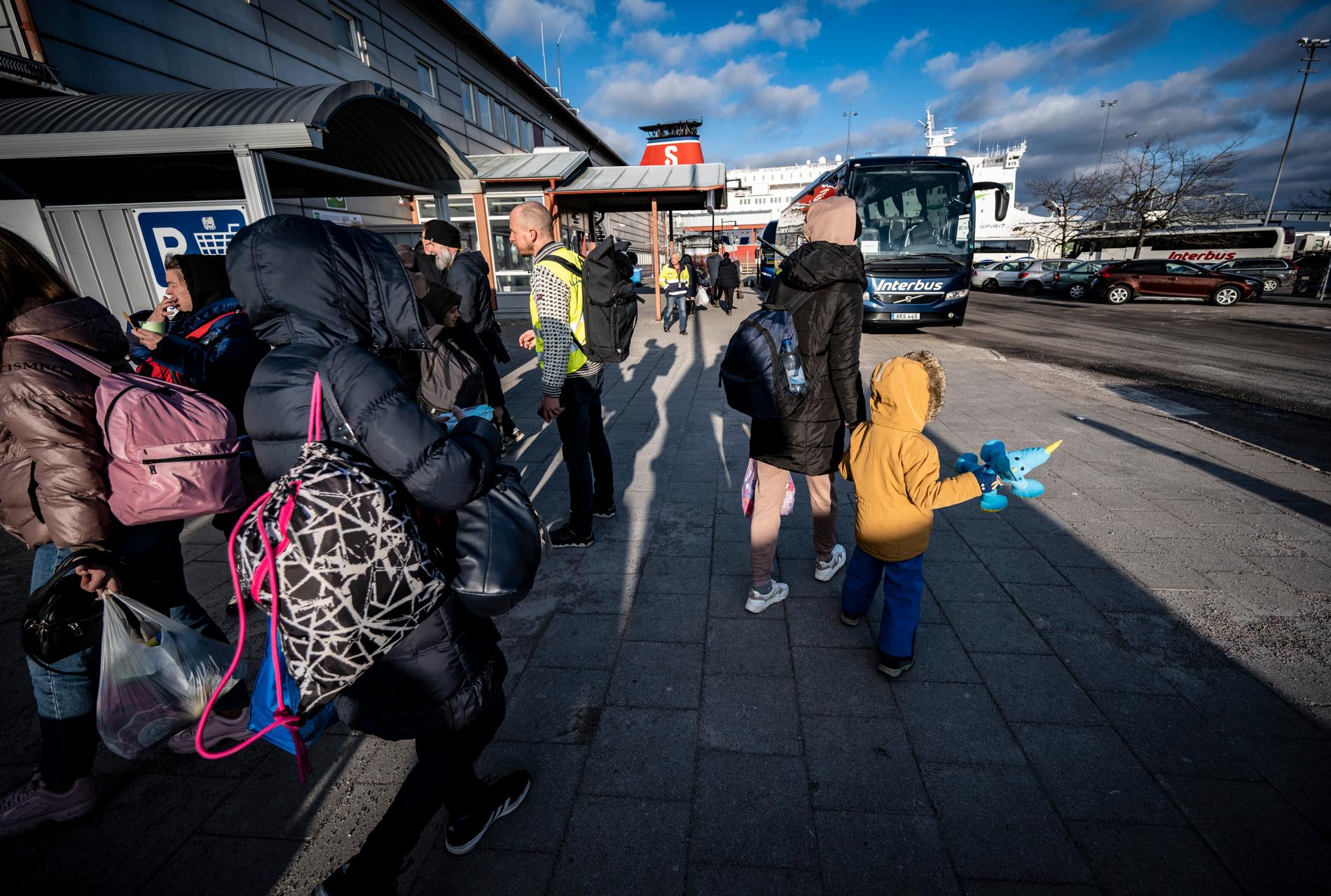 Volontärer möter ukrainska flyktingar i Karlskrona i mars. 