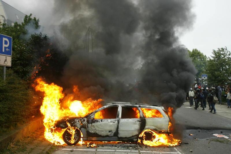 Den brinnande bilen under G8-mötet i Rostock 2007.