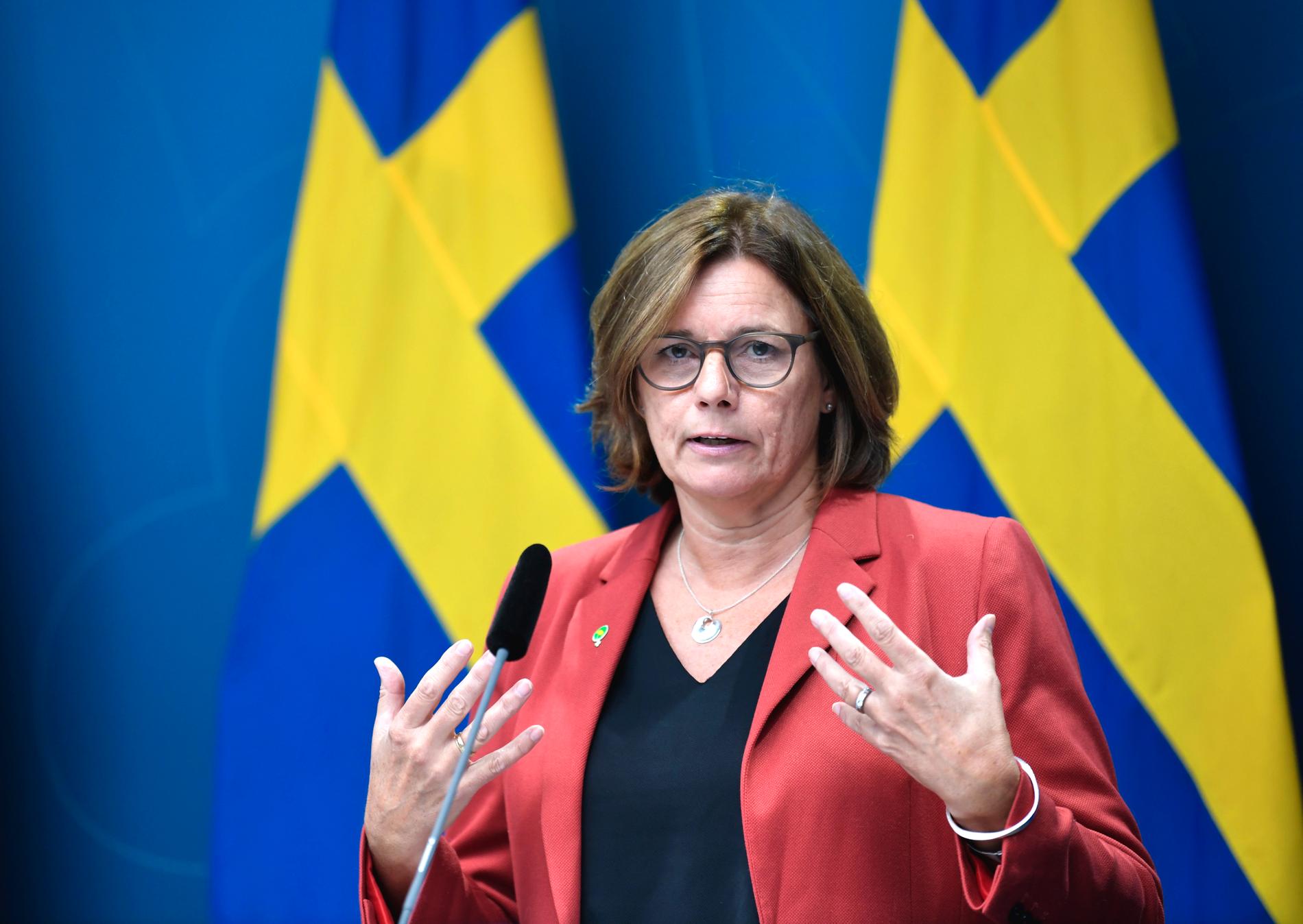 Miljö- och klimatminister Isabella Lövin (MP) anser att mer underlag behövs innan regeringen kan fatta beslut om slutförvaringen av radioaktivt avfall. Arkivbild.