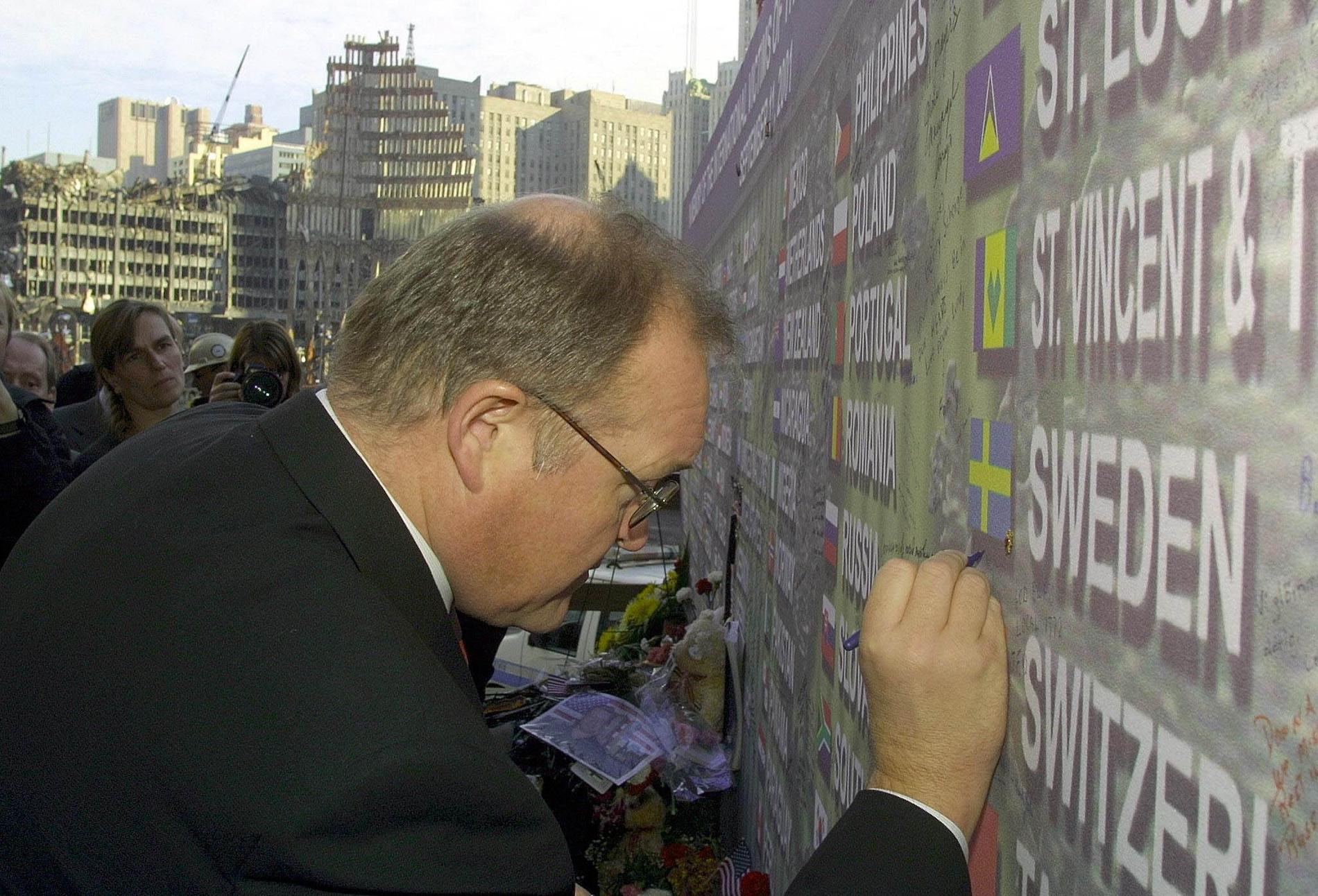 Sveriges dåvarande statsminister Göran Persson besöker New York och skriver på ”Wall of remembrance” i december 2001.