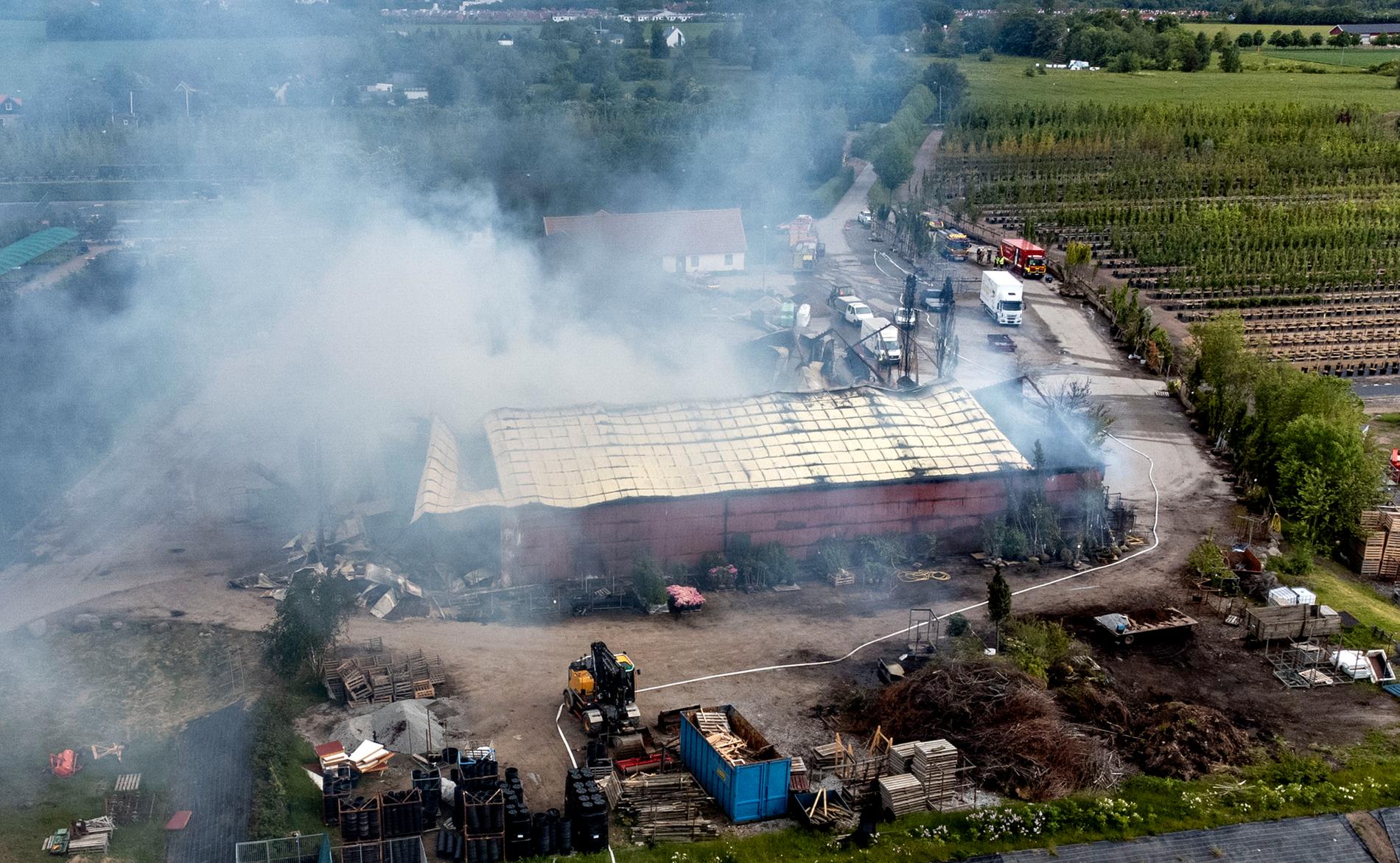 Branden rasar i tre sammanbyggda längor vid en plantskola i Stångby. 