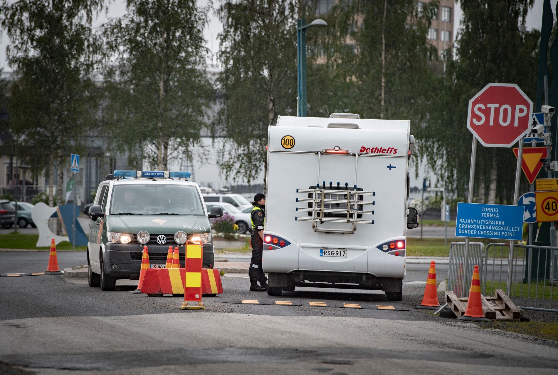 Finska gränsbevakningen stoppar fordon vid gränsen mellan Haparanda och Torneå.