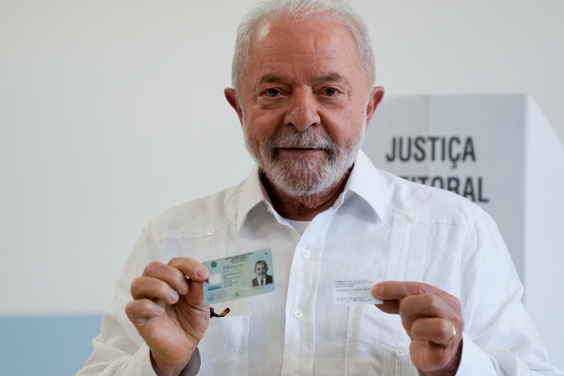 Luiz Inácio "Lula" da Silva ställer upp sig för bild efter att ha lagt sin röst i söndagens andra omgång.