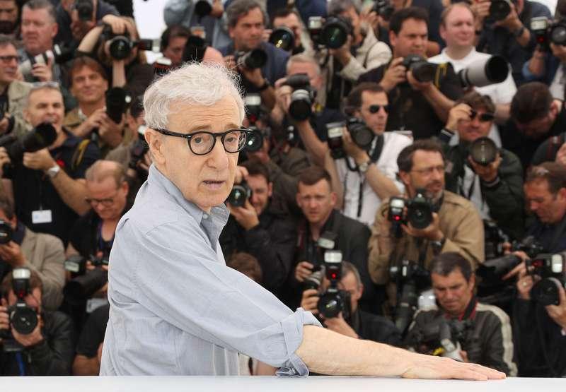 Woody Allen poserar framför fotograferna i Cannes. Bara timmar tidigare slog hans sons krönika ner som en bomb. Men ingen ställde någon fråga om det under presskonferensen.