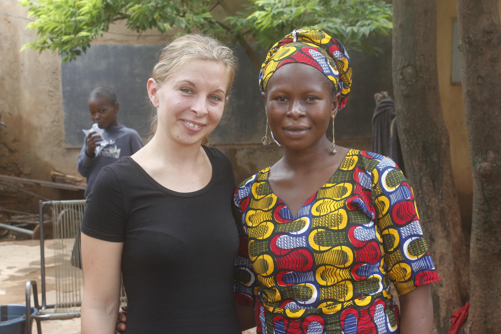 Linnea Bergman får energi av att besöka människorna som använder solenergisystemet. Här är hon tillsammans med Issata Keitha i Mali. 