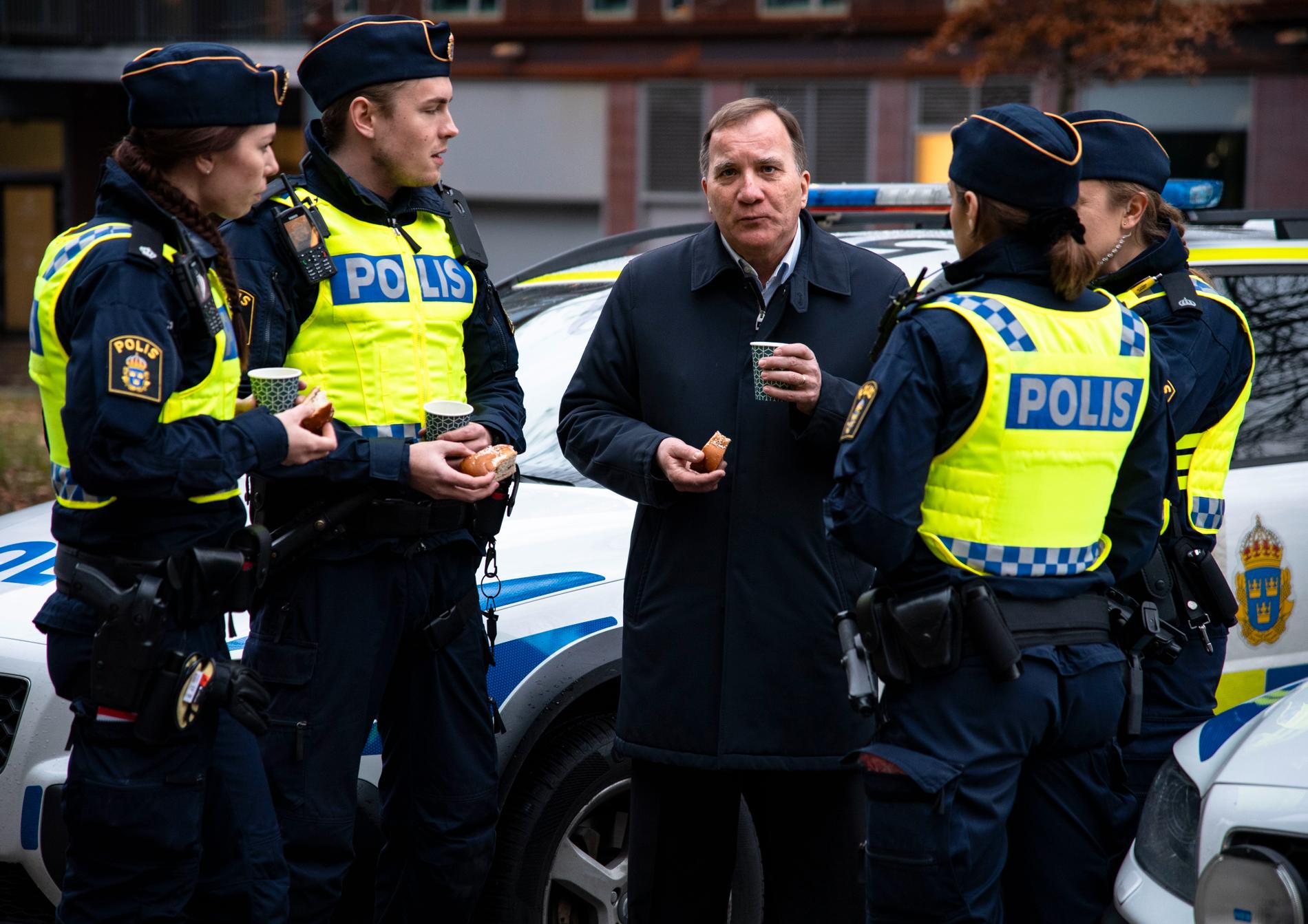 Löfven besöker poliser i Göteborg.
