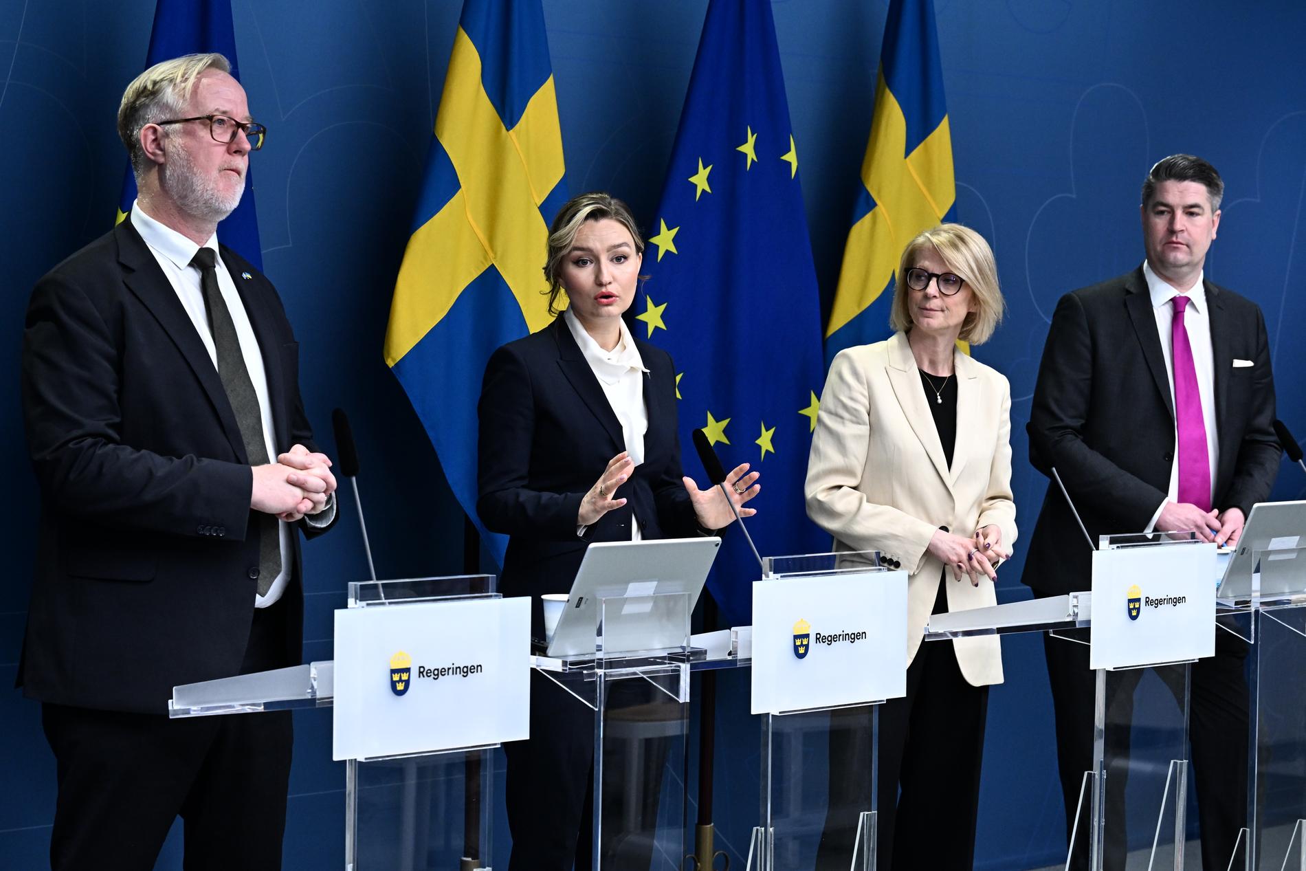 Johan Pehrson (L), Ebba Busch (KD), Elisabeth Svantesson (M) och Oscar Sjöstedt (SD) under pressträffen. 