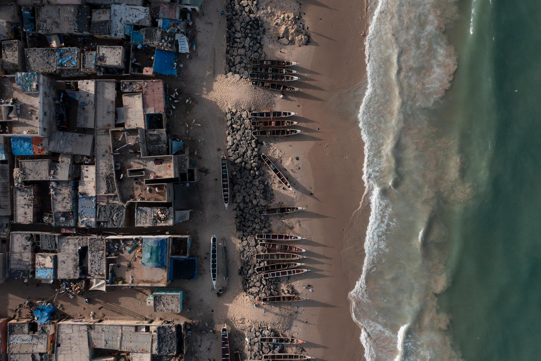 Den globala medelhavsnivån nådde rekordnivå 2021. Bilden är från Saint Louis i Senegal, där Atlanten kommer allt närmare de kustnära husen.