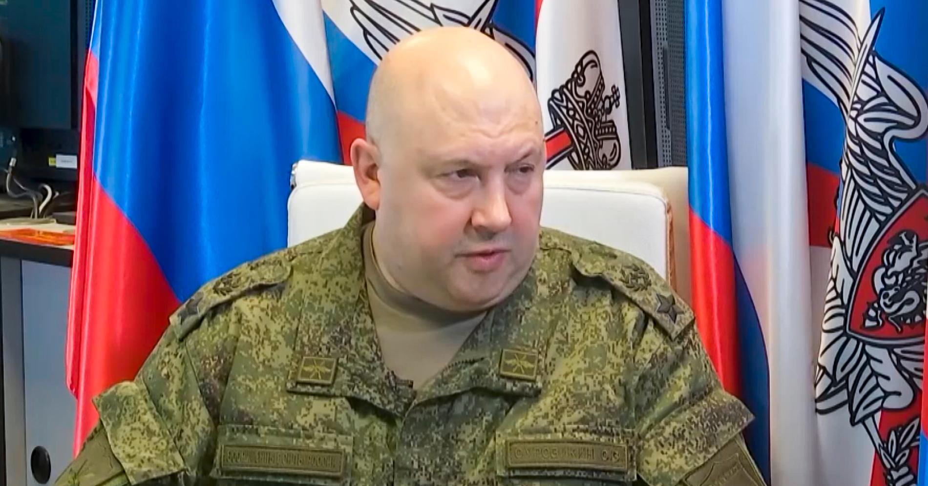 Ryske befälhavaren i Ukraina, general Sergej Surovikin, drar tillbaka sina trupper från Cherson.