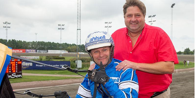 Kusken Erik Adielsson och tränaren Svante Båth glada efter Derbysegern värd fyra miljoner kronor.