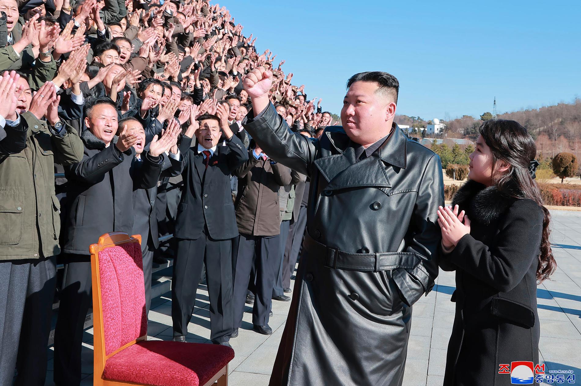 Diktatorn Kim Jong-Un hälsar på de församlade vetenskapsmännen och arbetarna.