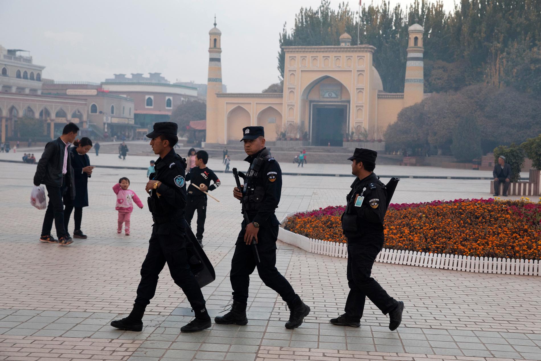 Säkerhetspersonal patrullerar på ett torg i Kashgar i Xinjiang. Bild från 2017.